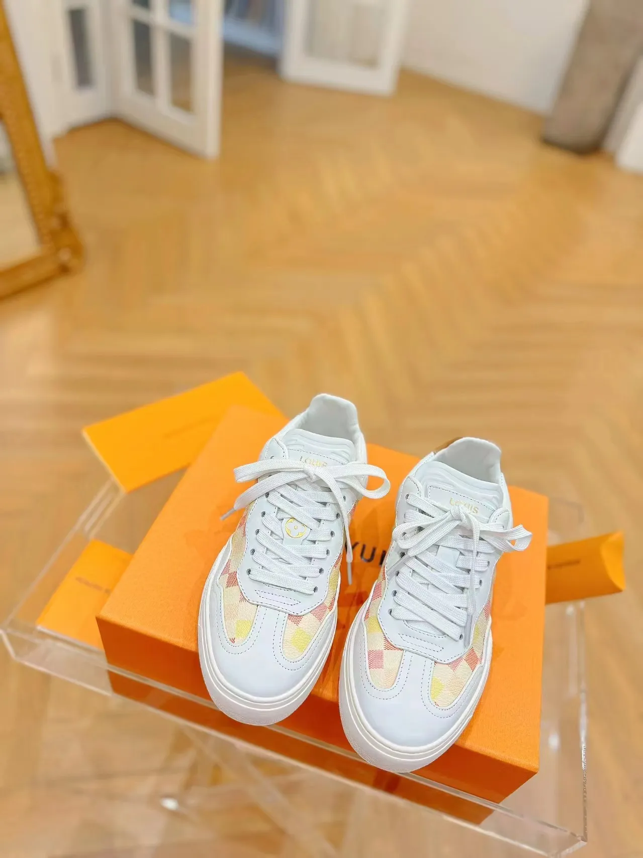 👟👟Ex-factory price 620👟👟Men's size +10 Same style for men and women🔥🔥𝐋𝐕 𝐃𝐢𝐬𝐜𝐨𝐯𝐞𝐫𝐲 2024 new sports shoes thick sole casual ❗️❗️ original purchase development and production LV Discovery lace-up shoes were unveiled at Louis Vuitton's fourth show. They are made of technical mesh fabric and metallic synthetic materials to create a streamlined design. Brand elements embellish the upper and lightweight rubber outsole, with technical shoelaces. Fabric: Original imported cowhide + technology mesh Inner lining: Original customized breathable mesh Sole: Original molded ultra-light rubber foam material Bottom thickness: 5.5CM Size: Women's 35-41 (41 customized), Men's 39-46, (45-46 customized)